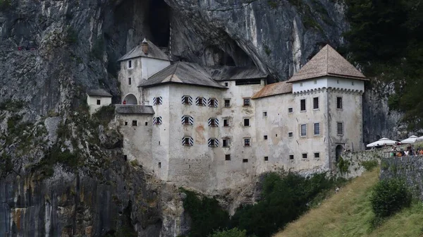 Φωτογραφία Drone Predjama Castle Predjamski Grad Σλοβενία Ευρώπη — Φωτογραφία Αρχείου