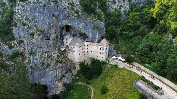 Zdjęcie Drone Predjama Castle Predjamski Grad Słowenia Europe — Zdjęcie stockowe