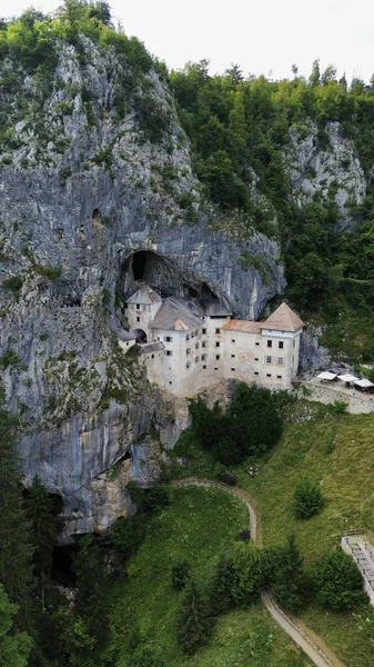 Zdjęcie Drone Predjama Castle Predjamski Grad Słowenia Europe — Zdjęcie stockowe