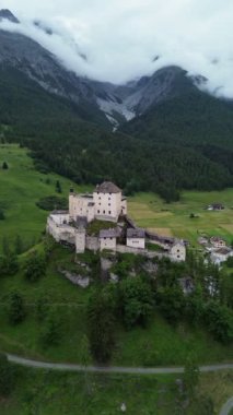 İnsansız hava aracı fotoğrafı Tarasp kalesi, Schloss Tarasp Avrupa