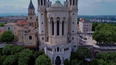 İnsansız hava aracı videosu Notre-Dame de Fourviere Bazilika, Basilique notre dame de Fourviere Lyon France Europe