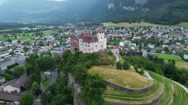 Drone video Gutenberg kalesi, Burg Gutenberg Lihtenştayn Avrupa