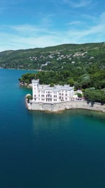 İnsansız hava aracı videosu Miramare Castle, Castello di Miramare Trieste İtalya Avrupa