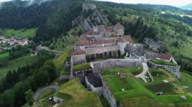 Drone Video Joux Kalesi, Chateau de Joux Jura Fransa Avrupa