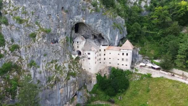 Drone Video Predjama Castle Predjamski Grad Slovenia Europe — Vídeos de Stock