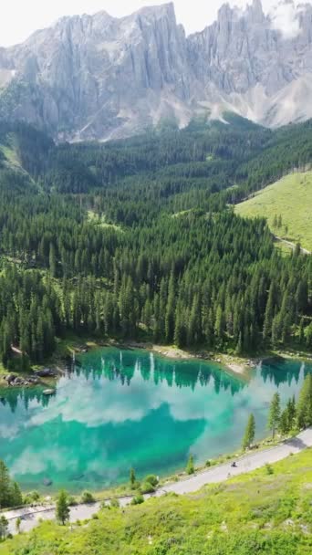 Drone Vídeo Carezza Lago Lago Carezza Karersee Dolomites Italia Europa — Vídeo de Stock