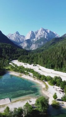 İnsansız hava aracı videosu Jasna Lake, Jezero Jasna Slovenya Avrupa