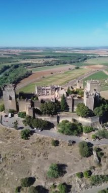 İnsansız hava aracı videosu Almodovar del Rio kalesi, Castillo de Almodovar del Rio İspanya Avrupa