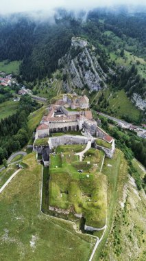 Drone Fotografı Joux Kalesi, Chateau de Joux Jura Fransa Avrupa