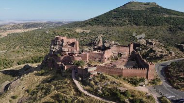 İnsansız hava aracı fotoğrafı Peracense kalesi, Castillo de Peracense İspanya Avrupa