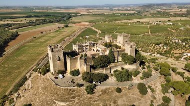 İnsansız hava aracı fotoğrafı Almodovar del Rio kalesi, Castillo de Almodovar del Rio İspanya Avrupa