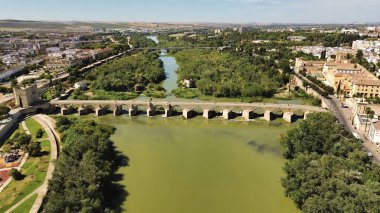 İnsansız hava aracı fotoğrafı Cordoba Roma köprüsü, Puente Romano de Cordoba İspanya Avrupa