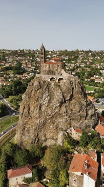 Saint-Michel d 'Aiguilhe' nin insansız hava aracı fotoğrafı Rocher Saint-Michel d 'Aiguilhe Fransa Avrupa