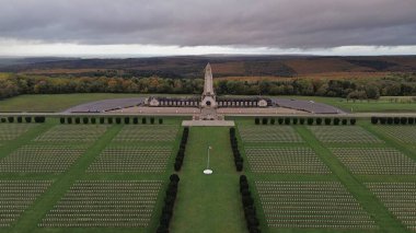 İnsansız hava aracı fotoğrafı Douaumont Ossuary, Ossuaire de Douaumont Verdun Fransa Avrupa