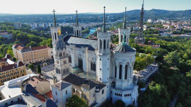 İnsansız hava aracı videosu Fourviere bazilika Lyon France Europe