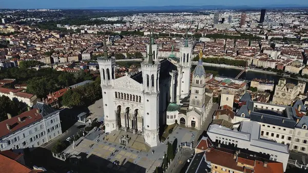 İnsansız hava aracı videosu Fourviere bazilika Lyon France Europe