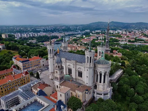 İnsansız hava aracı videosu Fourviere bazilika Lyon France Europe