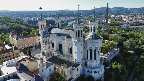 İnsansız hava aracı videosu Fourviere bazilika Lyon France Europe