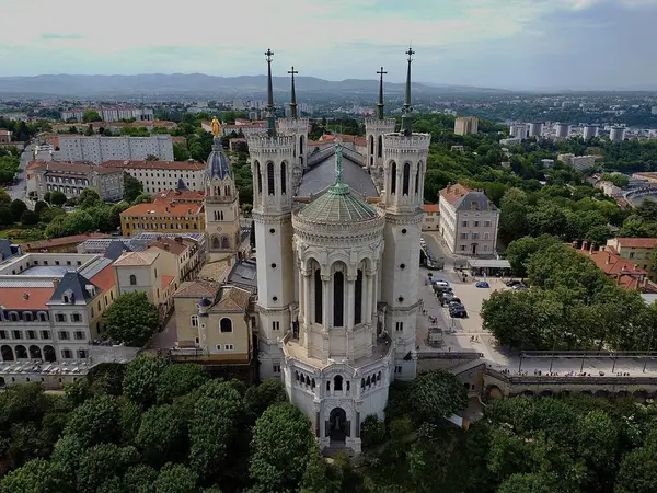 İnsansız hava aracı videosu Fourviere bazilika Lyon France Europe