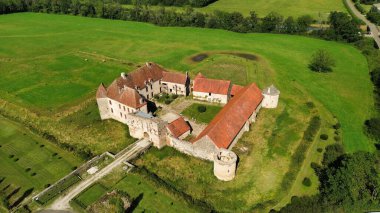 İnsansız hava aracı fotoğrafı Eguilly Castle France Europe