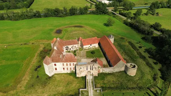İnsansız hava aracı fotoğrafı Eguilly Castle France Europe