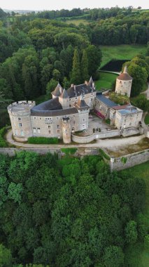 İnsansız hava aracı fotoğrafı Chastellux Kalesi Fransa Avrupa