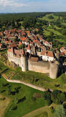 İnsansız hava aracı fotoğrafı Chateauneuf Kalesi Fransa Avrupa