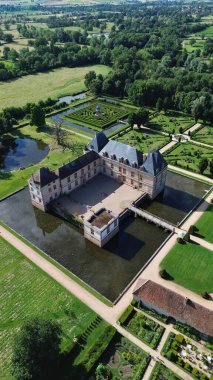 İnsansız hava aracı fotoğrafı Cormatin Kalesi Fransa Avrupa