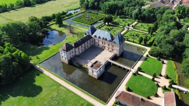 İnsansız hava aracı fotoğrafı Cormatin Kalesi Fransa Avrupa