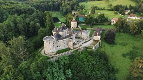 İnsansız hava aracı fotoğrafı Chastellux Kalesi Fransa Avrupa