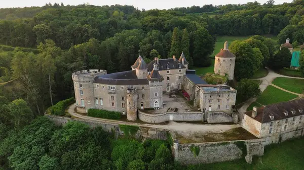 İnsansız hava aracı fotoğrafı Chastellux Kalesi Fransa Avrupa