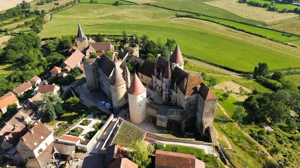 İnsansız hava aracı fotoğrafı Chateauneuf Kalesi Fransa Avrupa