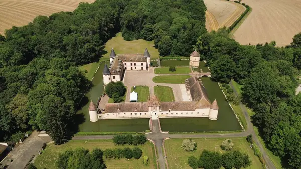 İnsansız hava aracı fotoğrafı Chevil Kalesi Fransa Avrupa