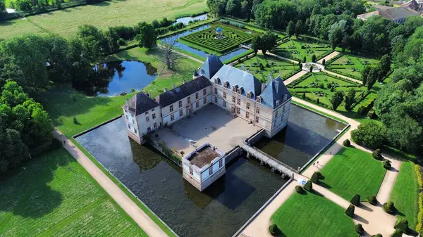 İnsansız hava aracı fotoğrafı Cormatin Kalesi Fransa Avrupa