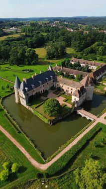 İnsansız hava aracı fotoğrafı La Roche-en-Brenil kalesi Fransa Avrupa