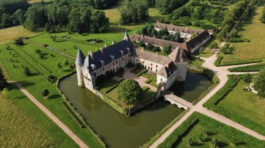İnsansız hava aracı fotoğrafı La Roche-en-Brenil kalesi Fransa Avrupa