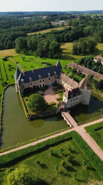 İnsansız hava aracı fotoğrafı La Roche-en-Brenil kalesi Fransa Avrupa