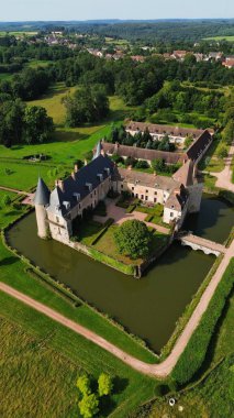 İnsansız hava aracı fotoğrafı La Roche-en-Brenil kalesi Fransa Avrupa