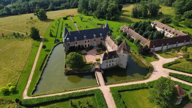 İnsansız hava aracı fotoğrafı La Roche-en-Brenil kalesi Fransa Avrupa