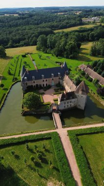 İnsansız hava aracı fotoğrafı La Roche-en-Brenil kalesi Fransa Avrupa