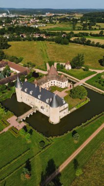 İnsansız hava aracı fotoğrafı La Roche-en-Brenil kalesi Fransa Avrupa