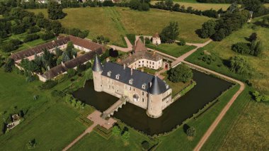 İnsansız hava aracı fotoğrafı La Roche-en-Brenil kalesi Fransa Avrupa