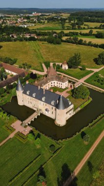 İnsansız hava aracı fotoğrafı La Roche-en-Brenil kalesi Fransa Avrupa