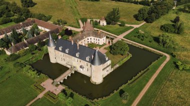 İnsansız hava aracı fotoğrafı La Roche-en-Brenil kalesi Fransa Avrupa