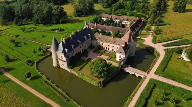 İnsansız hava aracı fotoğrafı La Roche-en-Brenil kalesi Fransa Avrupa