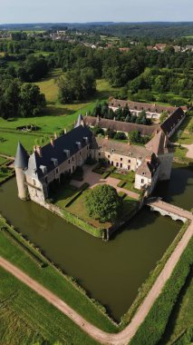 İnsansız hava aracı fotoğrafı La Roche-en-Brenil kalesi Fransa Avrupa