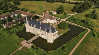 İnsansız hava aracı fotoğrafı La Roche-en-Brenil kalesi Fransa Avrupa