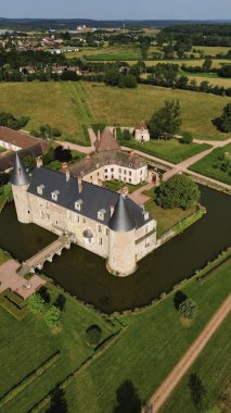 İnsansız hava aracı fotoğrafı La Roche-en-Brenil kalesi Fransa Avrupa