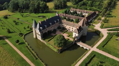 İnsansız hava aracı fotoğrafı La Roche-en-Brenil kalesi Fransa Avrupa