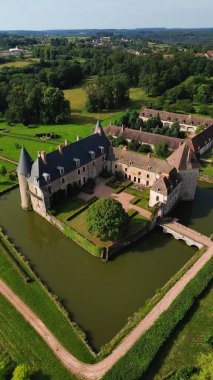 İnsansız hava aracı fotoğrafı La Roche-en-Brenil kalesi Fransa Avrupa